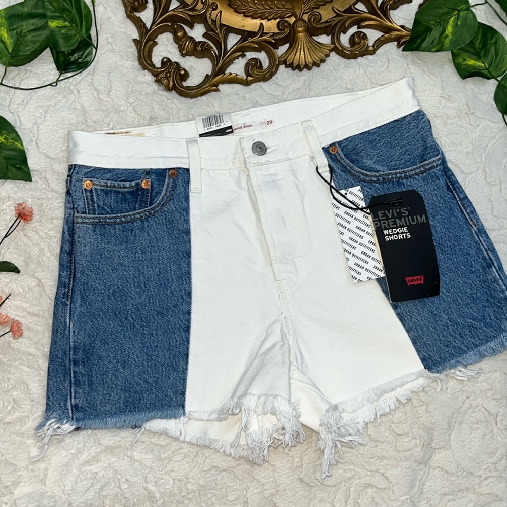 NWT Levi Wedgie Jean Shorts